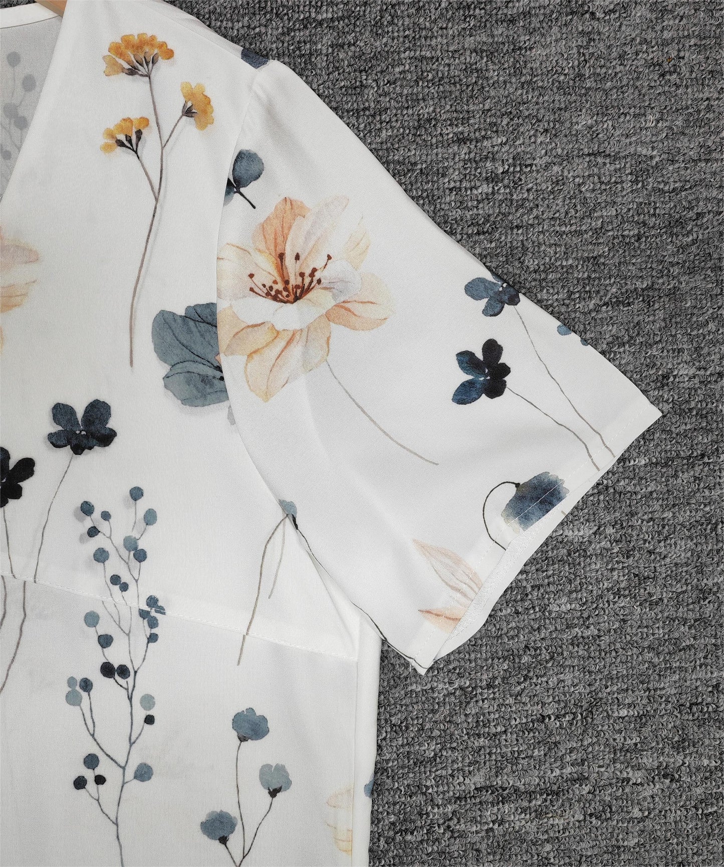 FallStil - Frisches weißes buntes Blumendruck V-Ausschnitt Minikleid