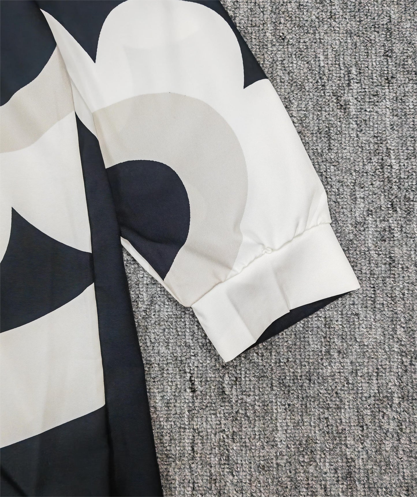 FallStil - Groovy Minikleid mit langen Ärmeln und Druck