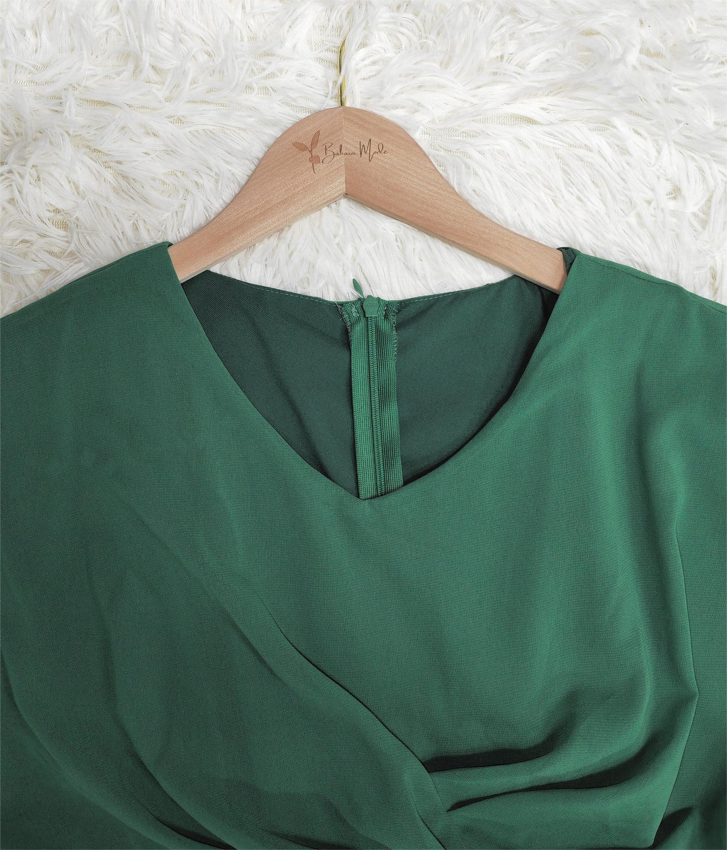 Naturlux - Grünes Midikleid mit plissiertem Frontschlitz und Juwelen