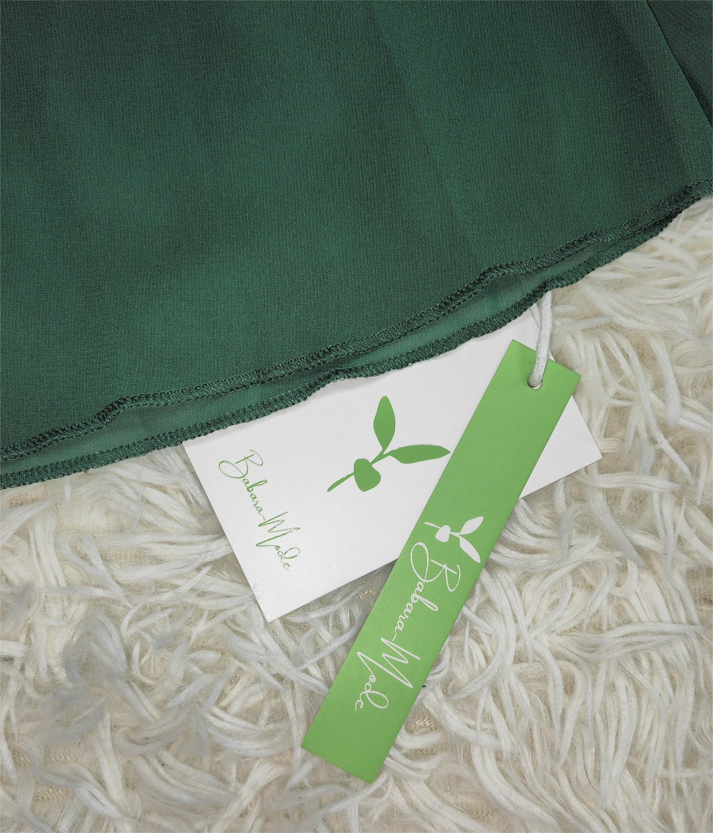 Naturlux - Grünes Midikleid mit plissiertem Frontschlitz und Juwelen