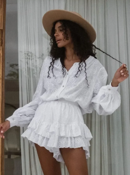 Adelheid - Weißes langärmeliges Hemd und Shorts im Set