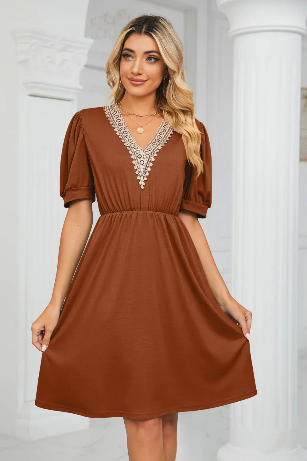 Henna - Taschenkleid mit V-Ausschnitt und Puffärmel