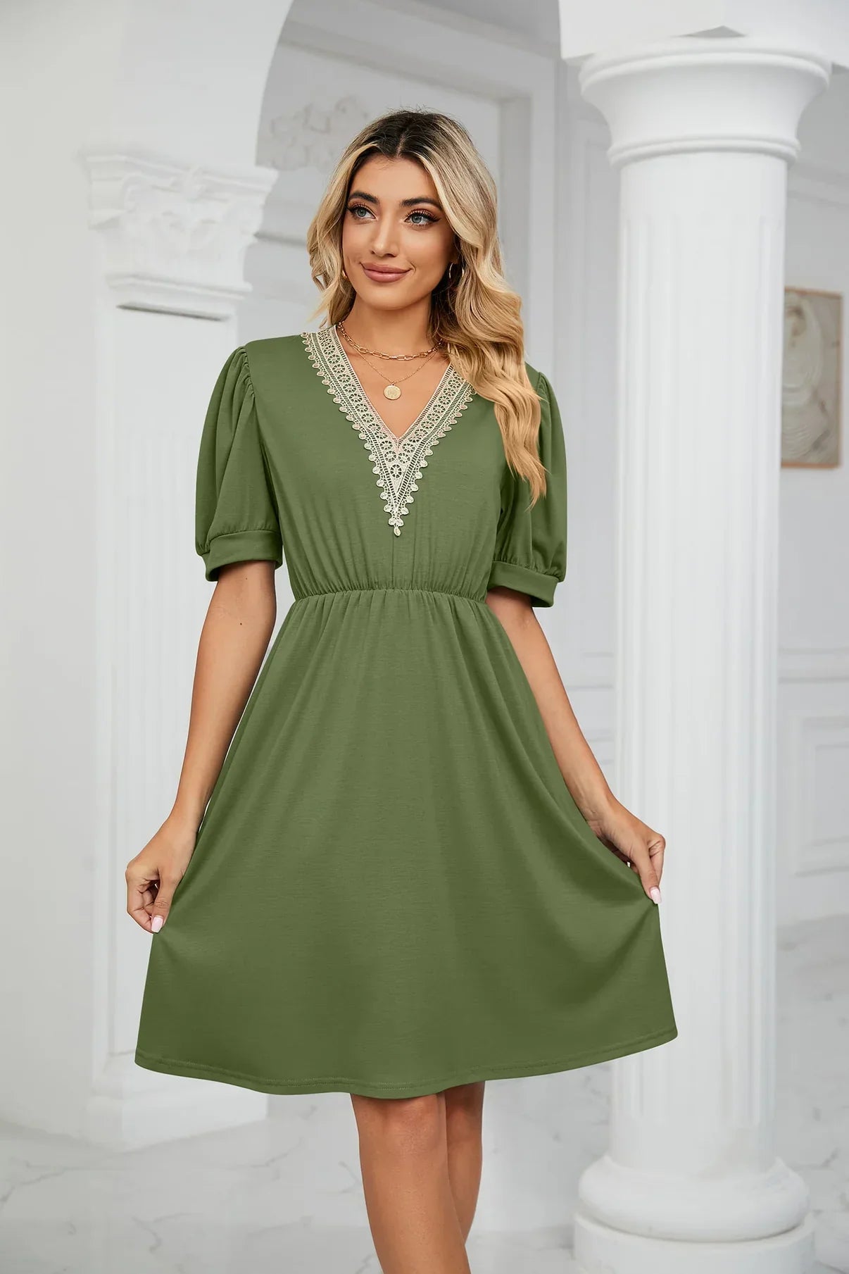 Henna - Taschenkleid mit V-Ausschnitt und Puffärmel