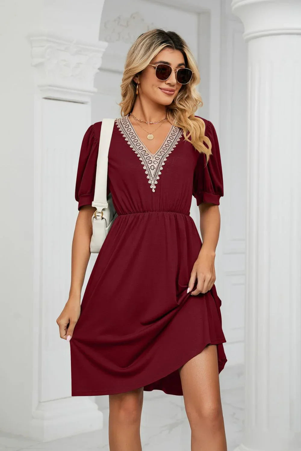 Henna - Taschenkleid mit V-Ausschnitt und Puffärmel