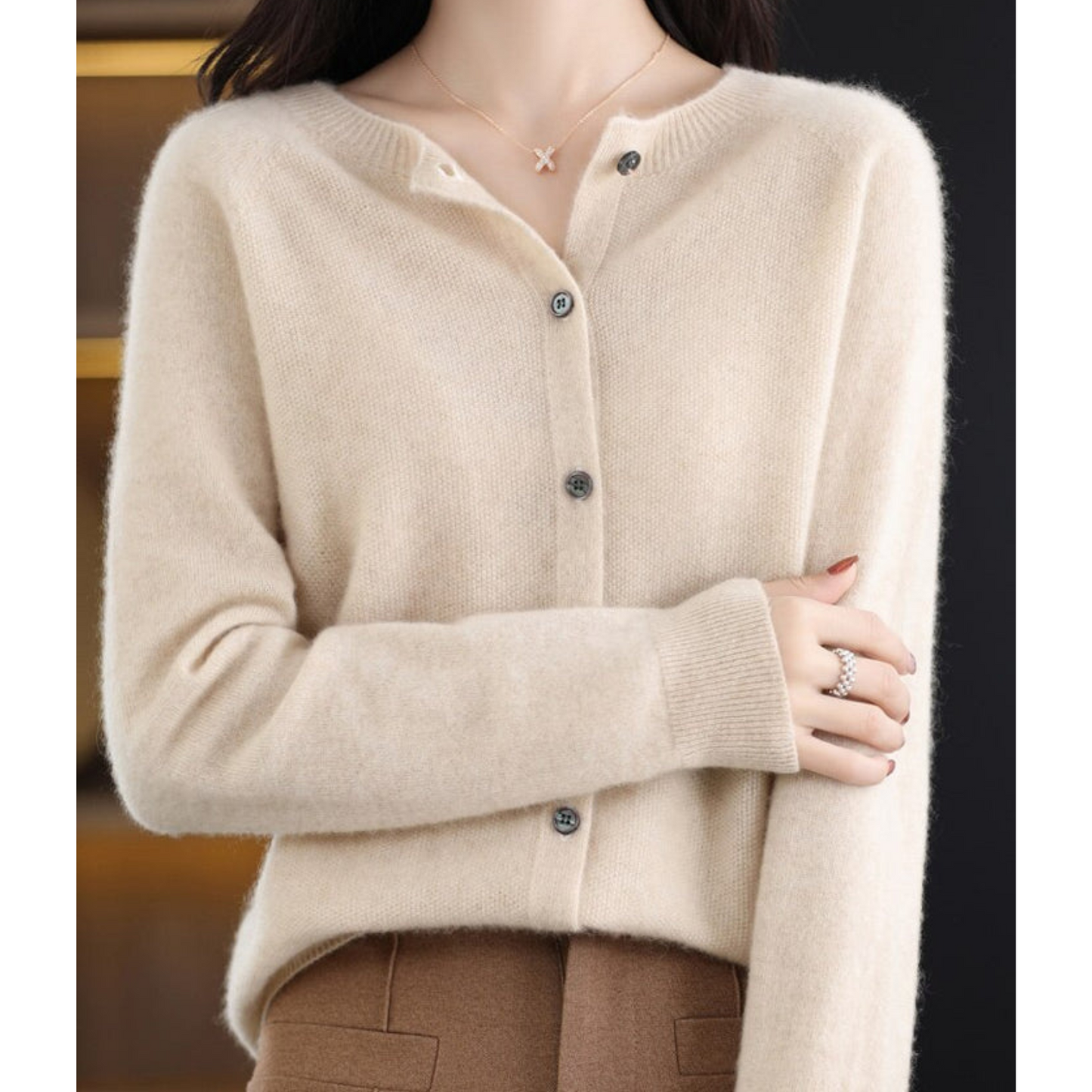 Damen Strickjacke mit O-Ausschnitt aus reiner Merinowoll