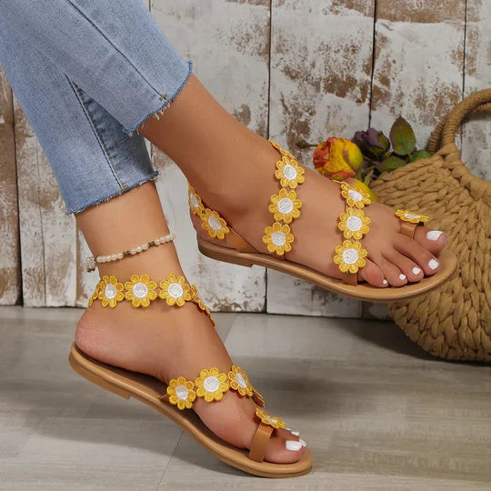Trixie - Flache Sandalen mit Blumendekoration