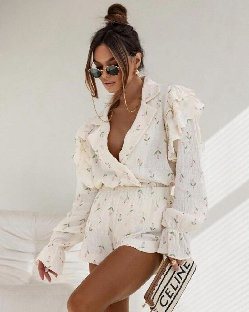 Niesenn- Langärmelige Rüschenbluse mit High Waist Shorts