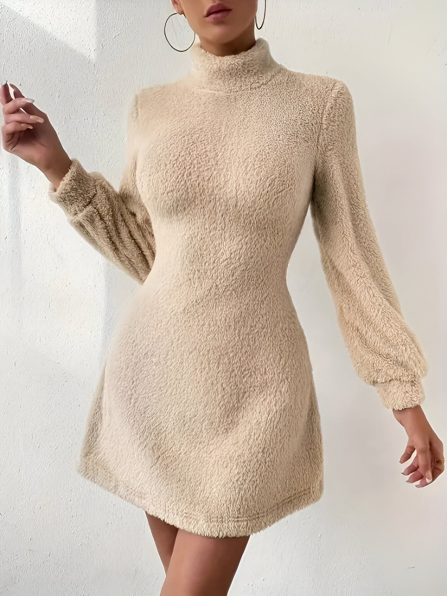 Apolline | Elegantes Mock Neck Fuzzy Slim Kleid