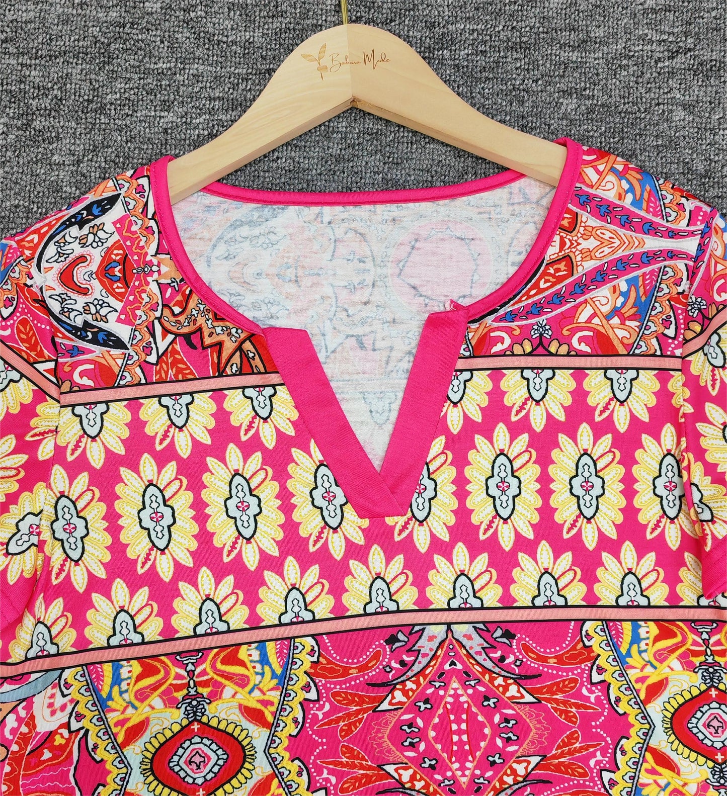 Naturlux - Elegantes Kurzarm-Top mit rotem Druck