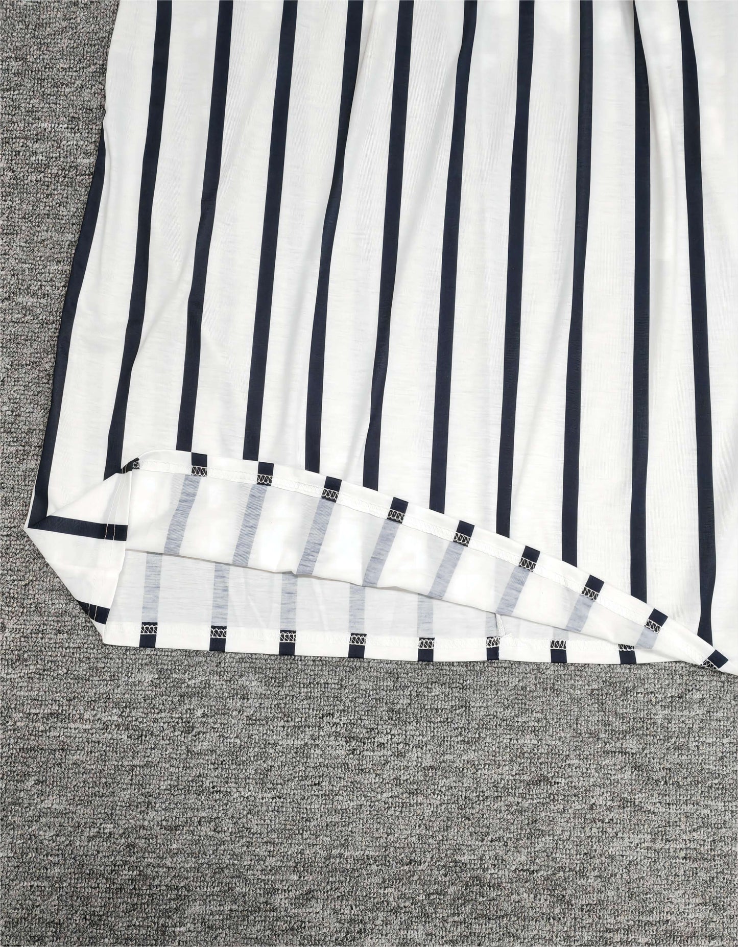 SpringStil - Schwarz-weiß gestreiftes ärmelloses Midikleid mit Seitentaschen