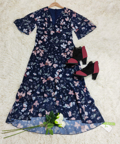 FallStil - Frisches kurzärmeliges Midikleid mit V-Ausschnitt