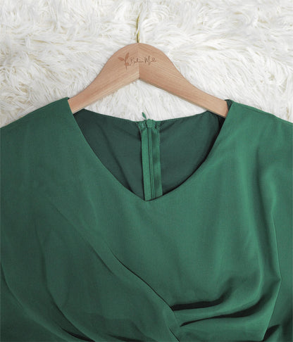 Naturlux - Grünes Midikleid mit plissiertem Frontschlitz und Juwelen