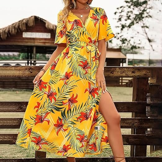Clara - Kleid mit Gürtel und tropischem Muster