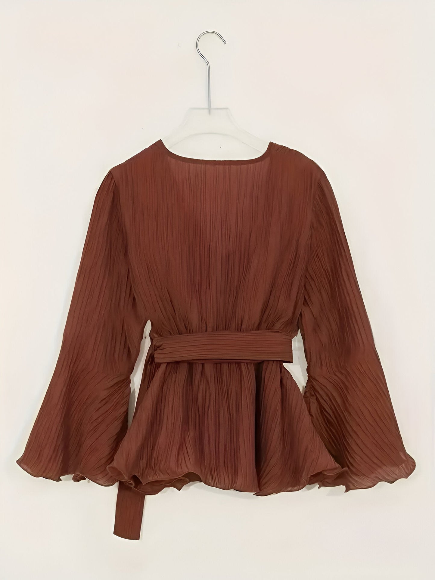 Nicolina | Elegante V-Ausschnitt-Bluse mit Schleife und Rüschen