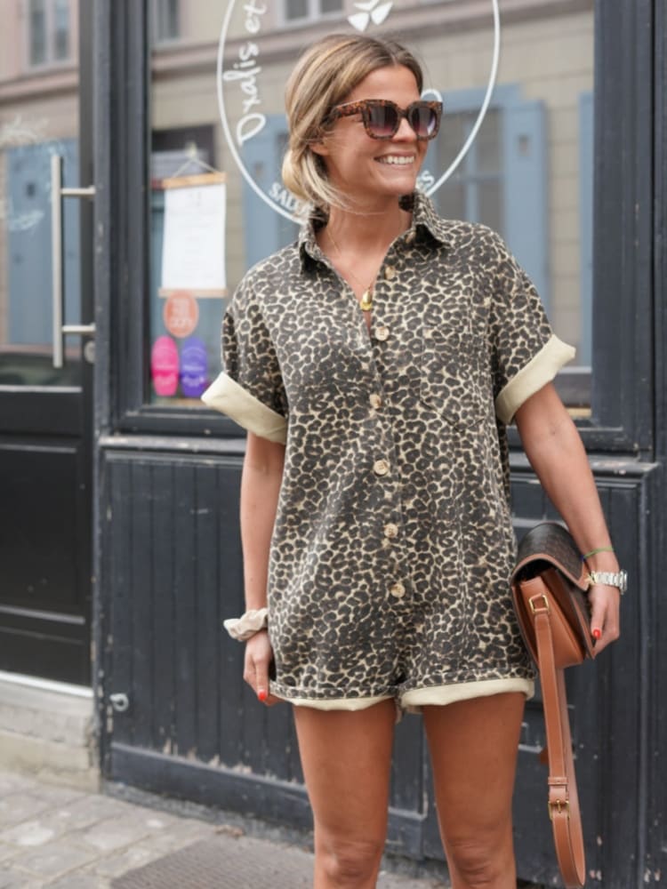 Kurzer Jumpsuit mit Aufdruc