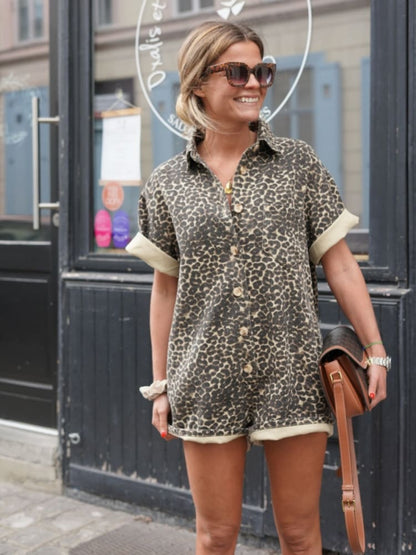 Kurzer Jumpsuit mit Aufdruc