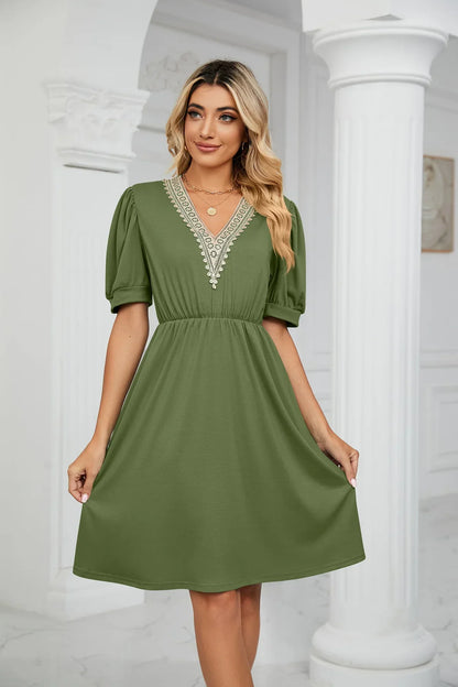 Henna - Taschenkleid mit V-Ausschnitt und Puffärmel